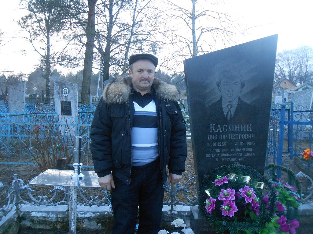 Александр Гегеня на могиле Виктора Касяника