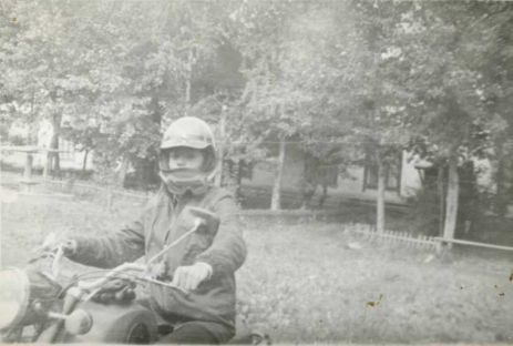 Миша Кривобоков на мотоцикле